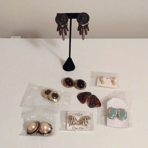 Variety 8 pair of vintage clip on earrings no makers mark Excellent condition - Picture 1 of 11
